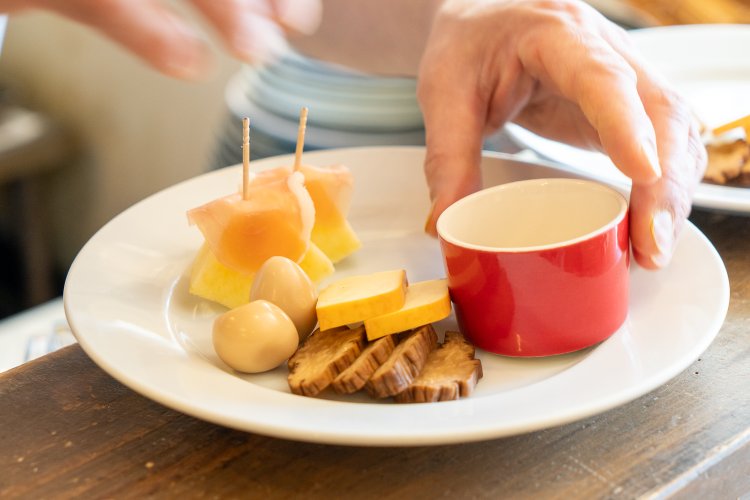 あて盛り合わせの仕込み中。味付けのうずらや、チーズのスモークも自家製だ。