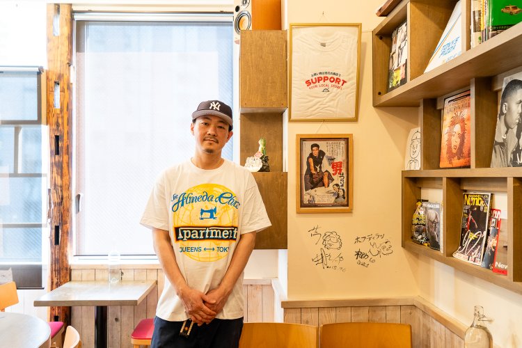 長谷川大輔さん。「SUPPORT」と書かれた額入りのTシャツは、コロナ禍に仲のいい洋服屋さんが作ってくれた宝物とのこと。