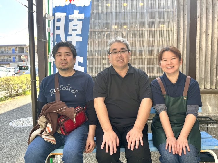 左は『駿河屋』さん。真ん中が林さん、右が正木さん。