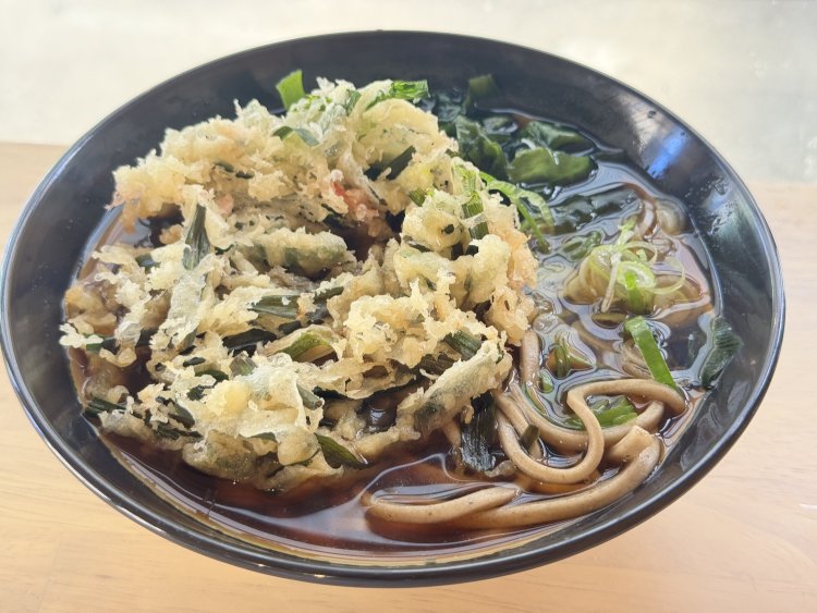にら天そば540円は『よもだそば』インスパイアですね。