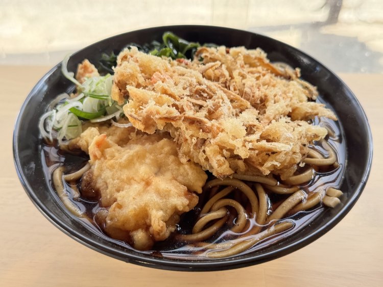 オープン間もない頃のそば。とり天ごぼう天で680円。見た目こそ今と違わないが……。