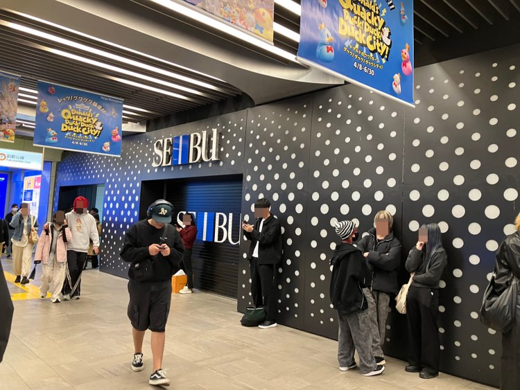 池袋駅東口の西武百貨店。2025年4月現在大規模な改装工事が行われているが、入り口は待ち合わせスポットとして多くの人が集まる。