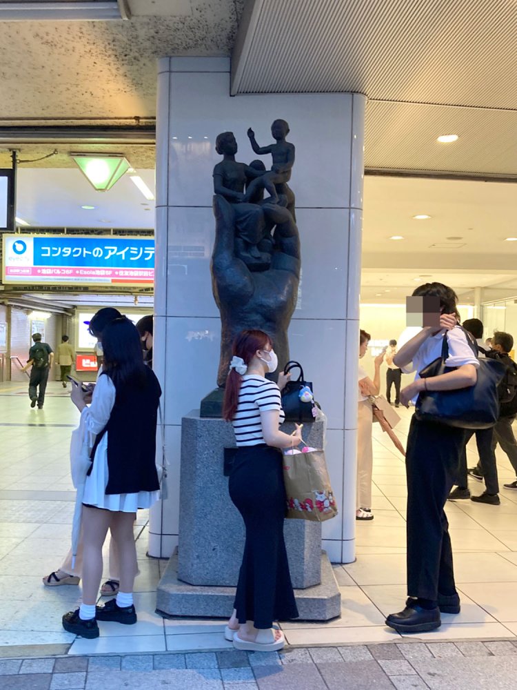 大きな手に包まれる安心感からか、多くの人が待ち合わせに利用する。