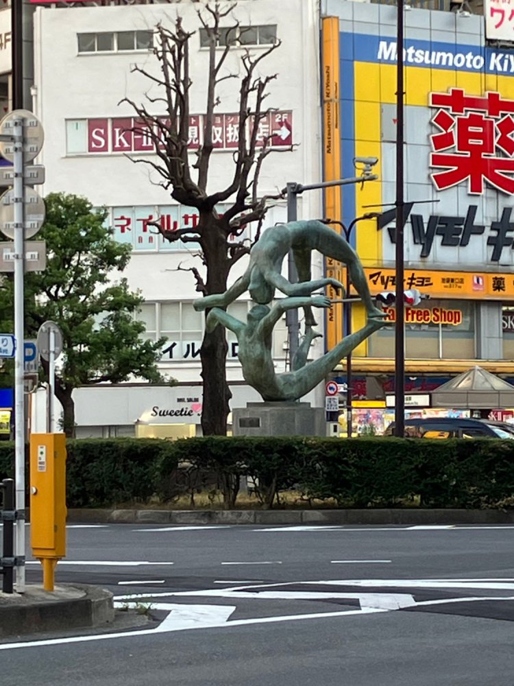 この像が徒歩で近づけるエリアにあったならば、きっと多くの人が利用するであろう「大地の像」。