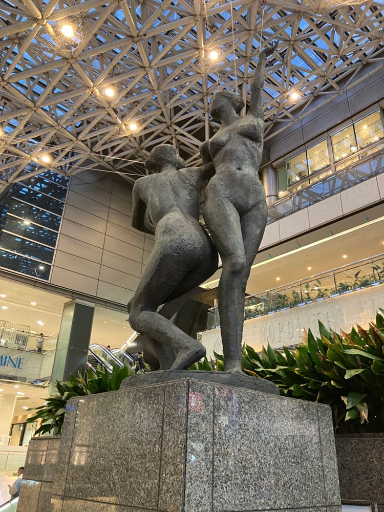 女性2人の躍動感が印象的な像。作者の松阪節三氏の彫刻は、各地に設置されている。