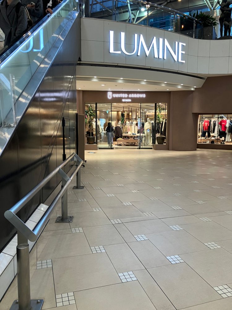 「Progres」から地下通路に進むエスカレーター横。以前は噴水広場となっていたが、現在もベンチが残る。