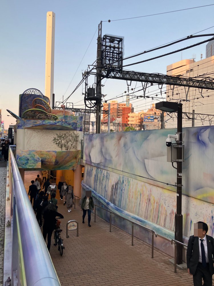 北改札から左に進んだ出口からスロープを通って「WE ROAD」へ進む。公衆トイレも斬新なデザインである。