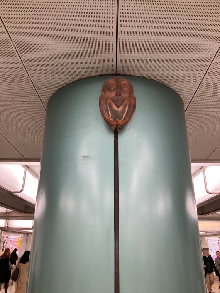 中央通路～南方向に向かうアゼリアロードの柱にいるフクロウ。こちらは柱があるので、待ち合わせ場所にすることも可能か。