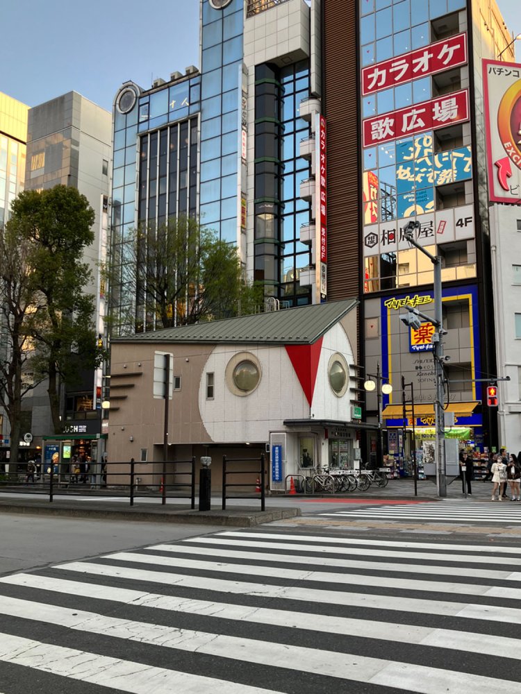 小学生の案が採用され、2005年に現在のデザインとなった池袋駅東口交番。駅から少し離れた「東池袋交番」もフクロウデザインである。