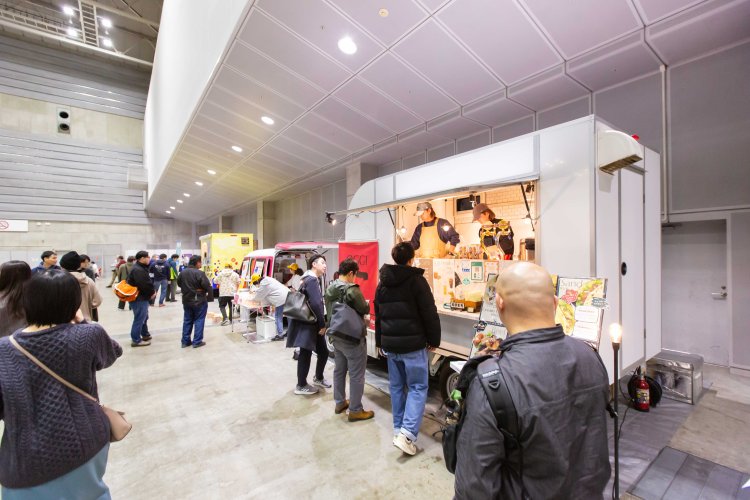 チーズや燻製、ナッツやチョコレートなど、お酒のお供となるフード販売も充実している（写真は2024年の様子）。