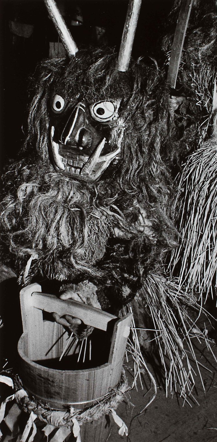 岡本太郎撮影《なまはげ 男鹿市芦沢》1957年。