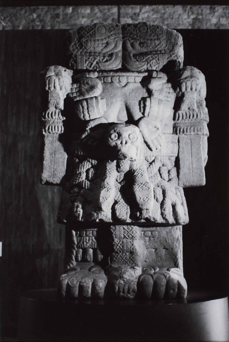 岡本太郎撮影《コアトリクエ（メキシコ国立人類学博物館）》1967年。