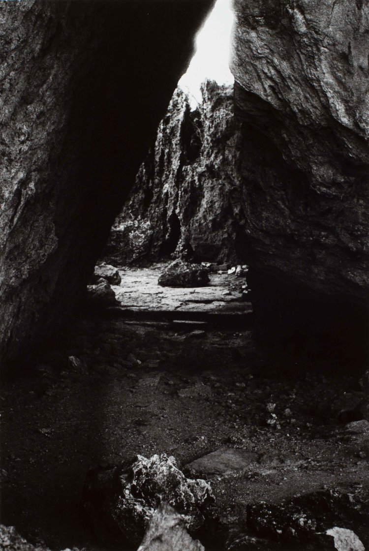 岡本太郎撮影《斎場御嶽》1959年。