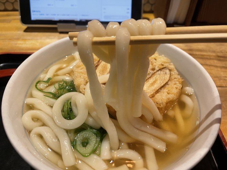 博多っ子の多くは、うどんを食べずに「飲む」感覚だとか。