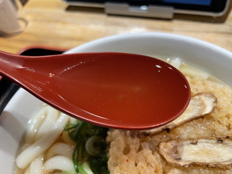 関東に比べ透き通った色の出汁。