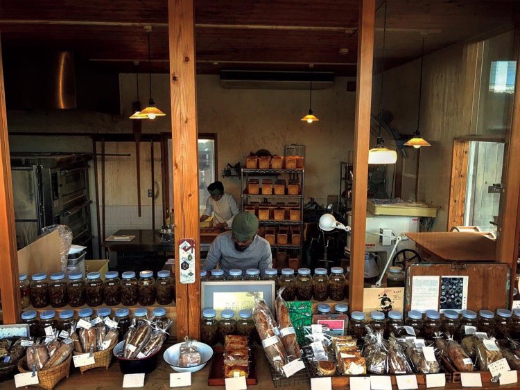 大山を望むカフェベーカリー『コウボパン 小さじいち』。挽きたての小麦と自家製酵母で焼き上げるパンは絶品だ。