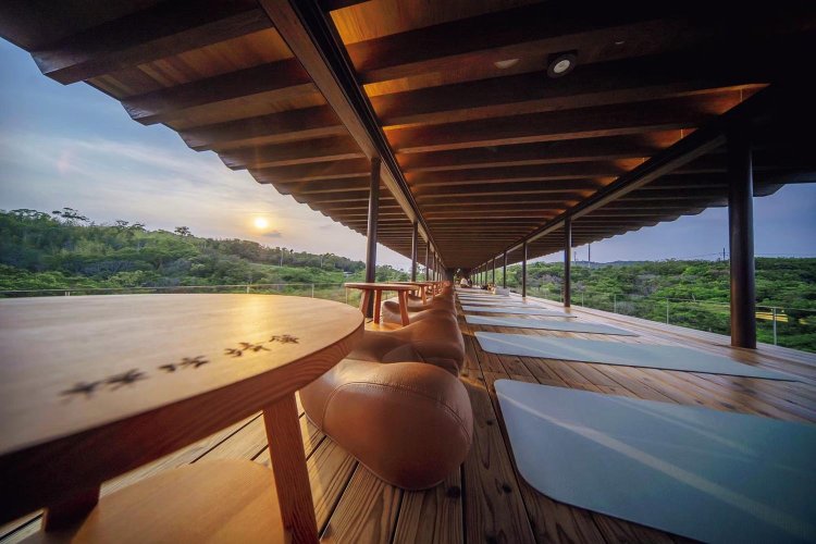 淡路島の大自然の中で心と体を開放できる『禅坊 靖寧』。坂茂（ばんしげる）氏設計の建物はどこも美しい。