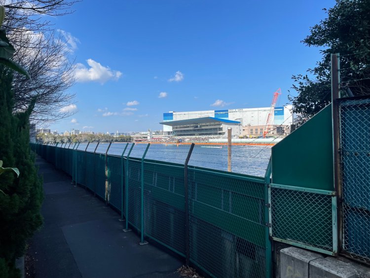 穴場スポット。競艇コース脇の道からなんとか場内の様子を伺うことができる。