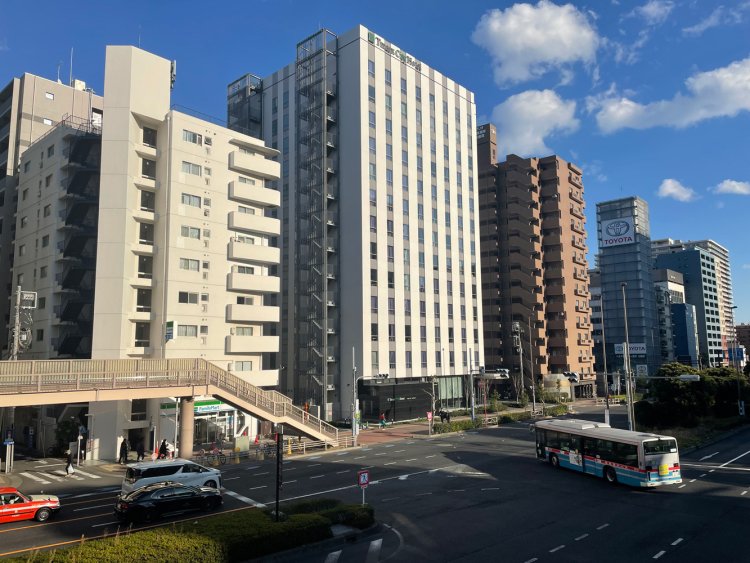 かつて料亭が立ち並んでいた第一京浜沿い。今は大きなマンションが立っている。