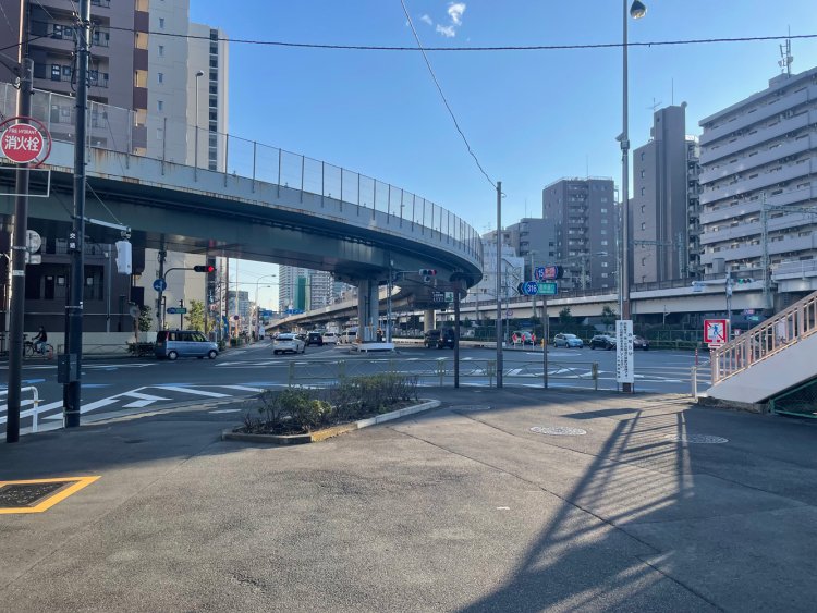 刑場跡のすぐ前には首都高速1号羽田線鈴ヶ森出入口がある。