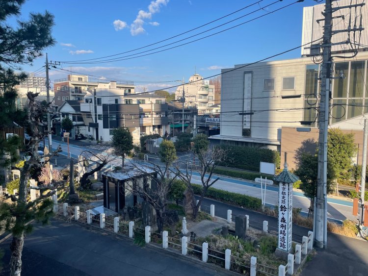 歩道橋から刑場跡を見下ろす。