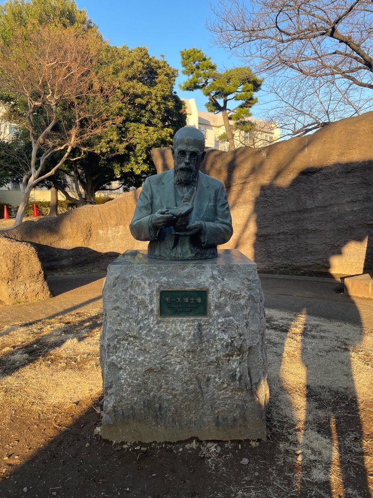 モース博士像。