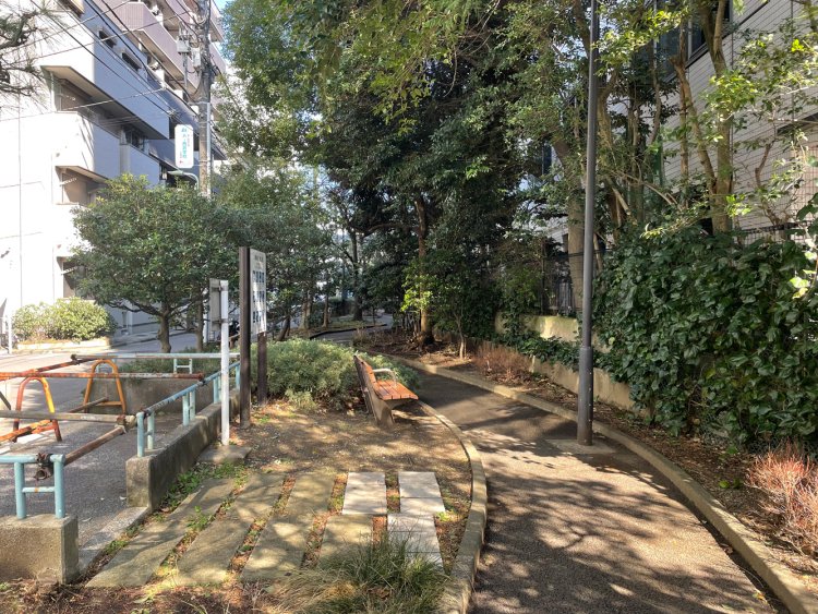 公園の細い道を進むと平和島競艇に突き当たる。