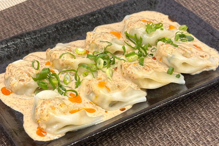 『赤坂ちびすけ』（東京都）のごまだれ水餃子。