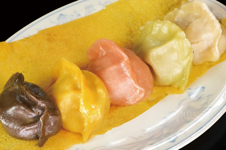 『餃子百珍 一味玲玲』（東京都）の「焼き餃子の5色食べ比べ」。