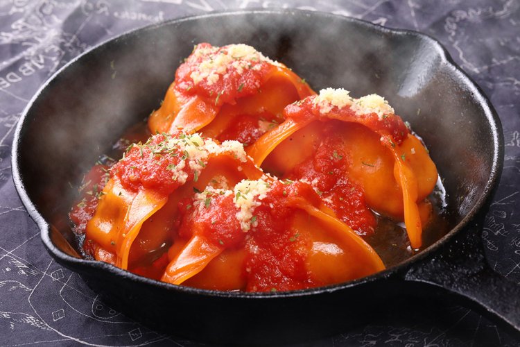 『ワインと点心TUITUI』（東京都）の「イタリアン！トマト餃子アラビアータ！」。