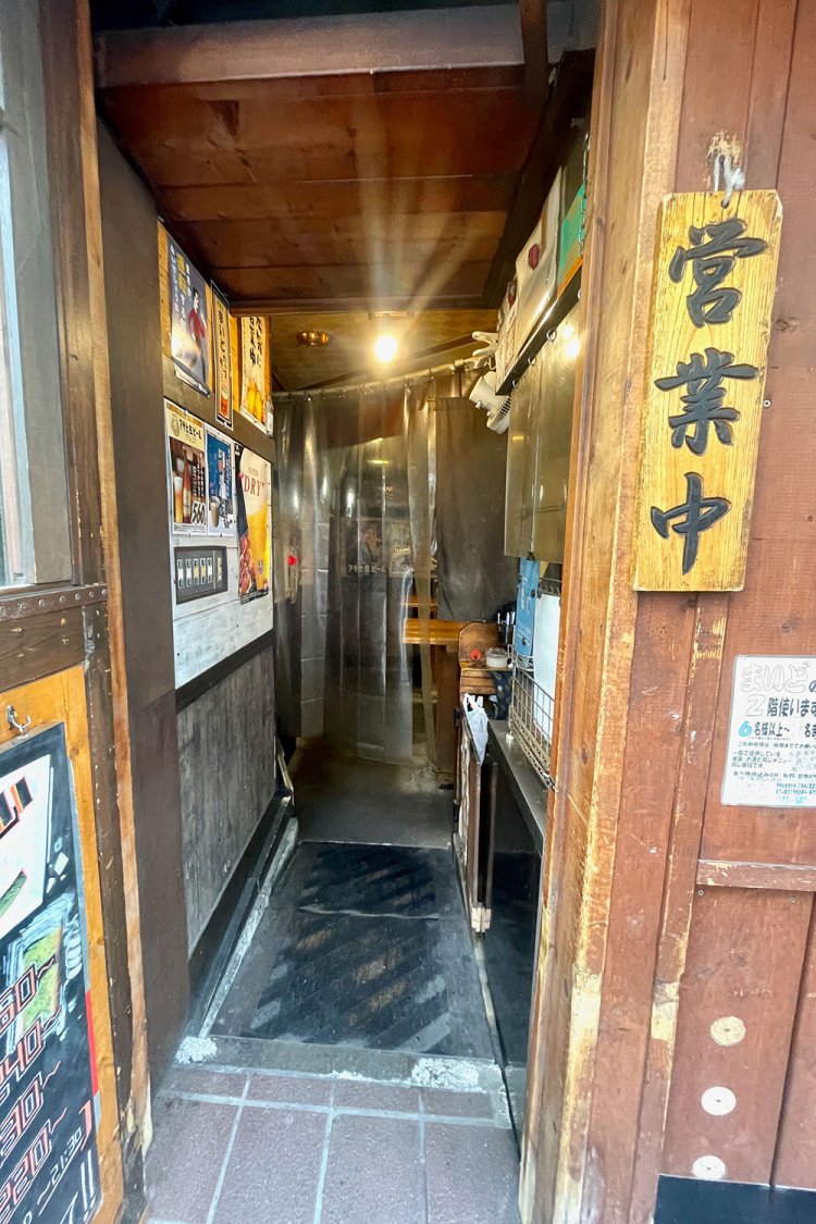 『まいど』の店内に直進するとみせて……、