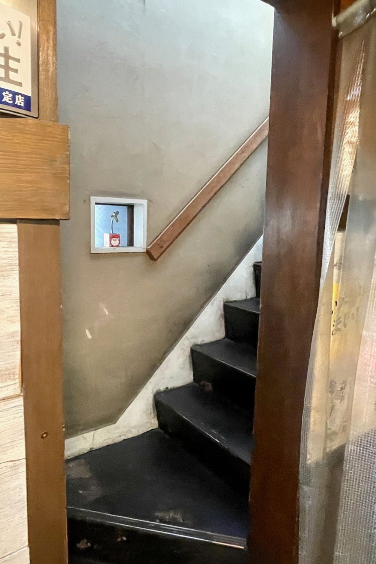 左手に、急な階段が。