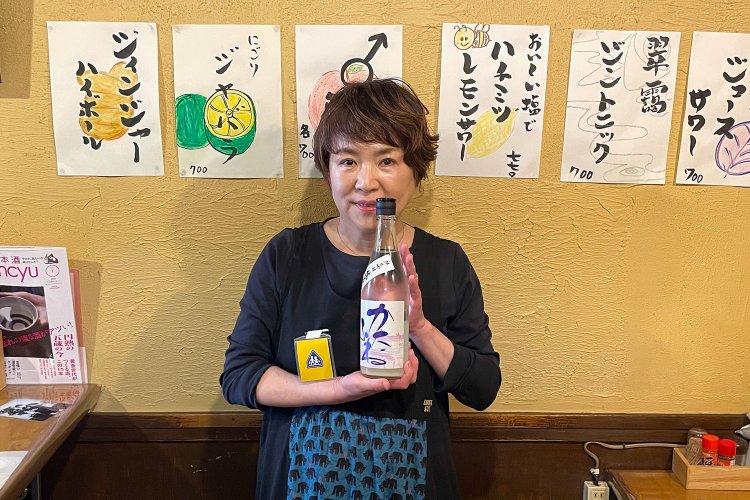 唎酒師（ききさけし）の資格を持つななさん。本日のオススメ「かたふね 純米吟醸生原酒」と。