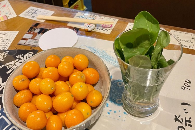 この日机の上には、ルッコラ、キンカンが。