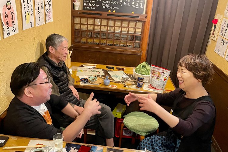 相席が基本。みなさん、ビギナーにもお優しい！