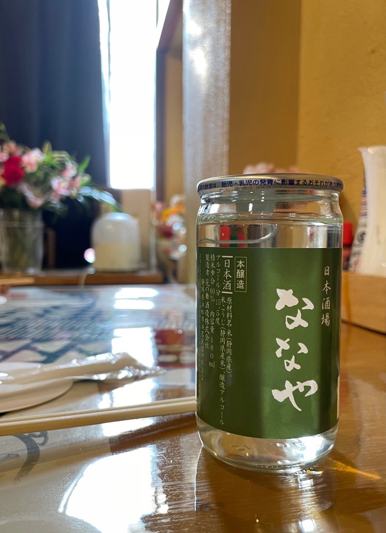 初めて来店すると、屋号入りのカップ酒をいただけます。浜松の「花の舞酒造」仕込み。