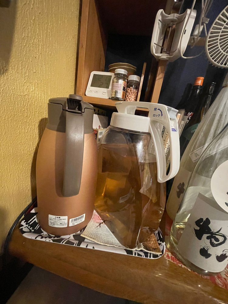 チェイサーには、ななさん推奨のコーン茶をセルフで。健康にも◎！