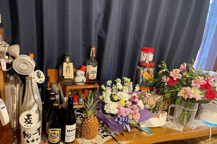 お客さんが、旅先でみやげがわりに見つけたお酒も並ぶ。