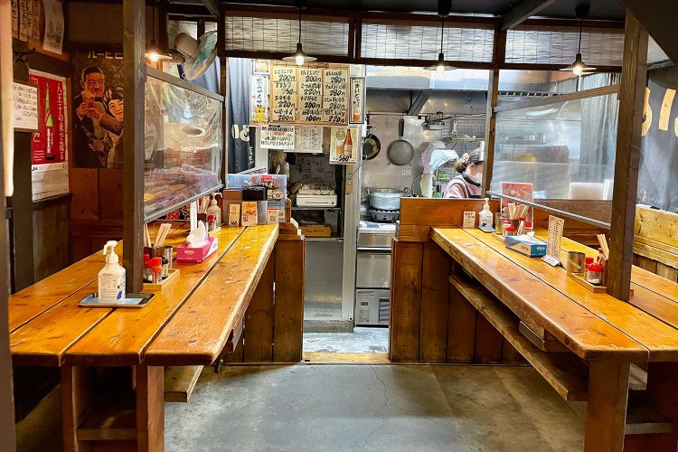 店内はオール立ち飲み。Wウィング形式です。