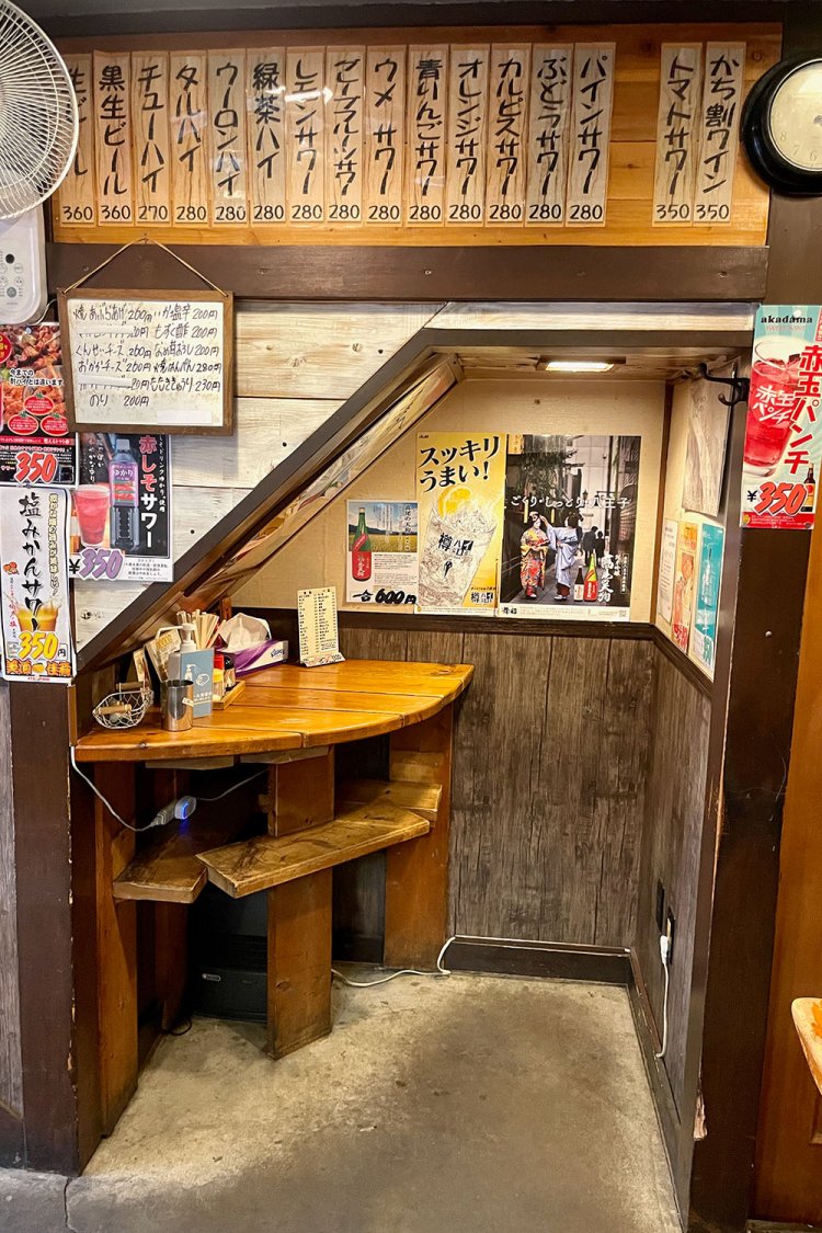 ちなみに例の2階への階段下に、落ち着くポケットスペースも。ハリポタ気分!?