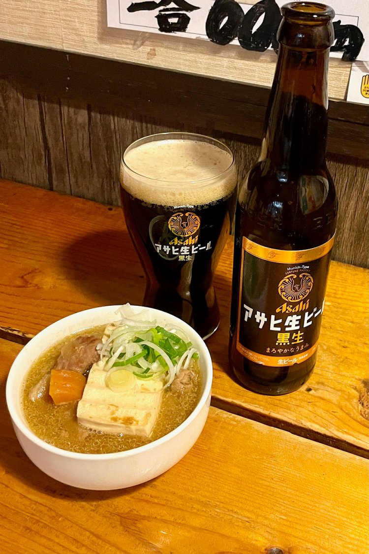 もつ煮320円、アサヒ 黒生ビール360円。
