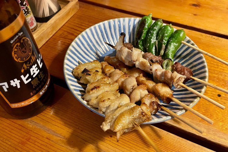 写真中の焼き鳥は、ひざ軟骨200円、ししとう220円、ほか140円（テイクアウト価格は異なります）。