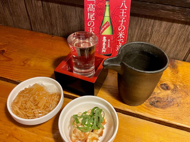なめ茸おろし200円、チーズ梅しそ260円。髙尾の天狗　純米吟醸・一合600円。