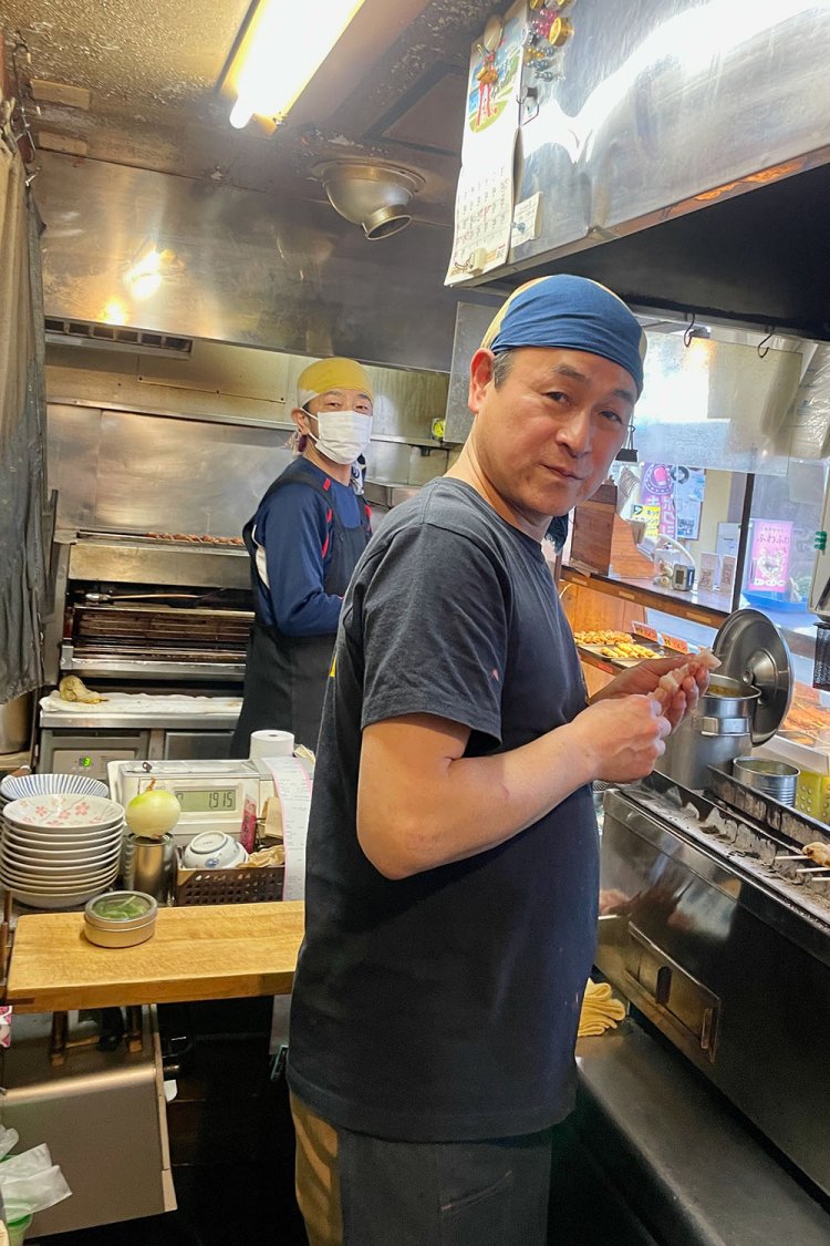 奥にオーナーの赤池さん、手前は焼き台を守る海老沢さん。