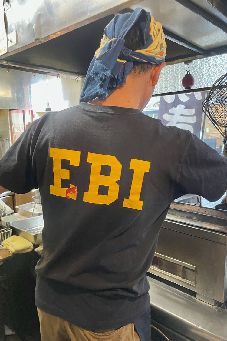 海老沢さんが着るTシャツのバックプリントは、お名前にかけて「EBI」！