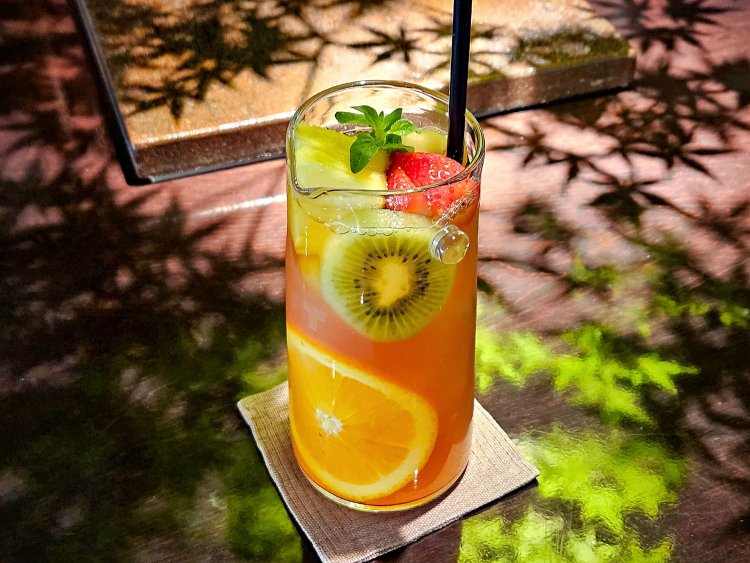 本日のフレッシュフルーツティー1650円。