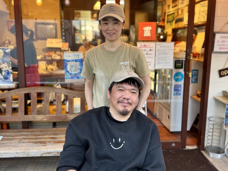 片山明彦さんと佐知子さん。