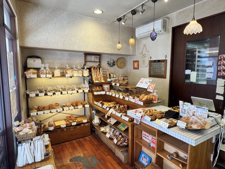 こぢんまりとした店内に多種多様なパンが並ぶ。