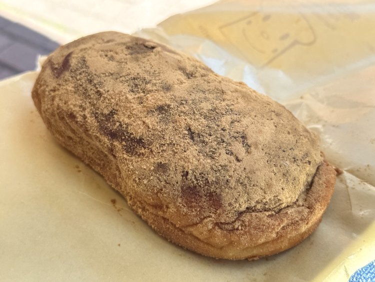 きなこの揚げパン200円。慎重に食べないとつぶれちゃうほどフワフワ。