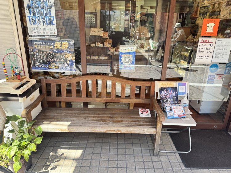 店の前にあるベンチでパンが食べられる。